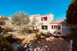 Bright house with garden near La Rochelle à Saint-Xandre