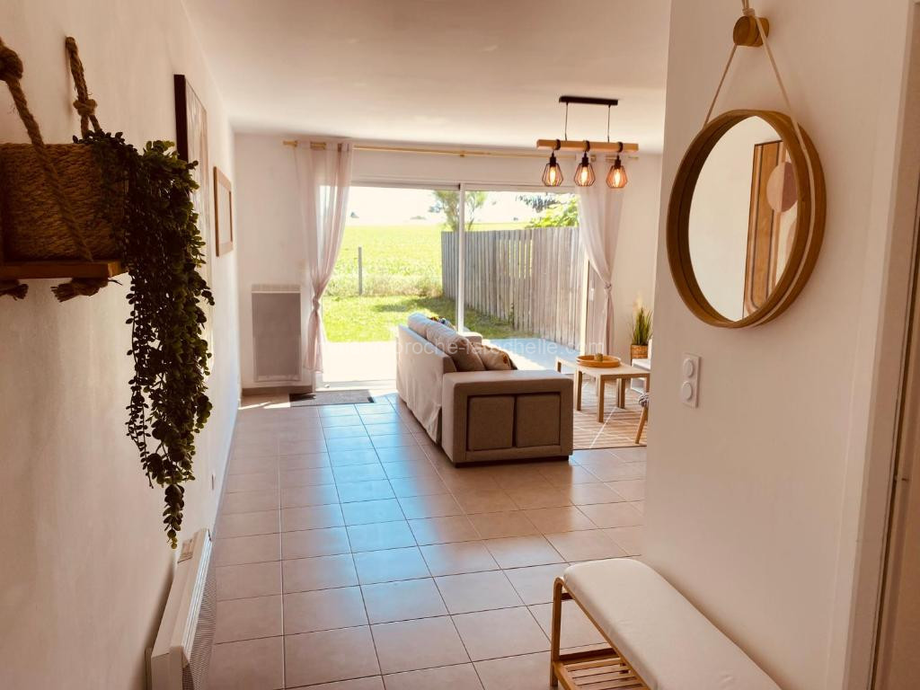 photo de Maison moderne avec jardin